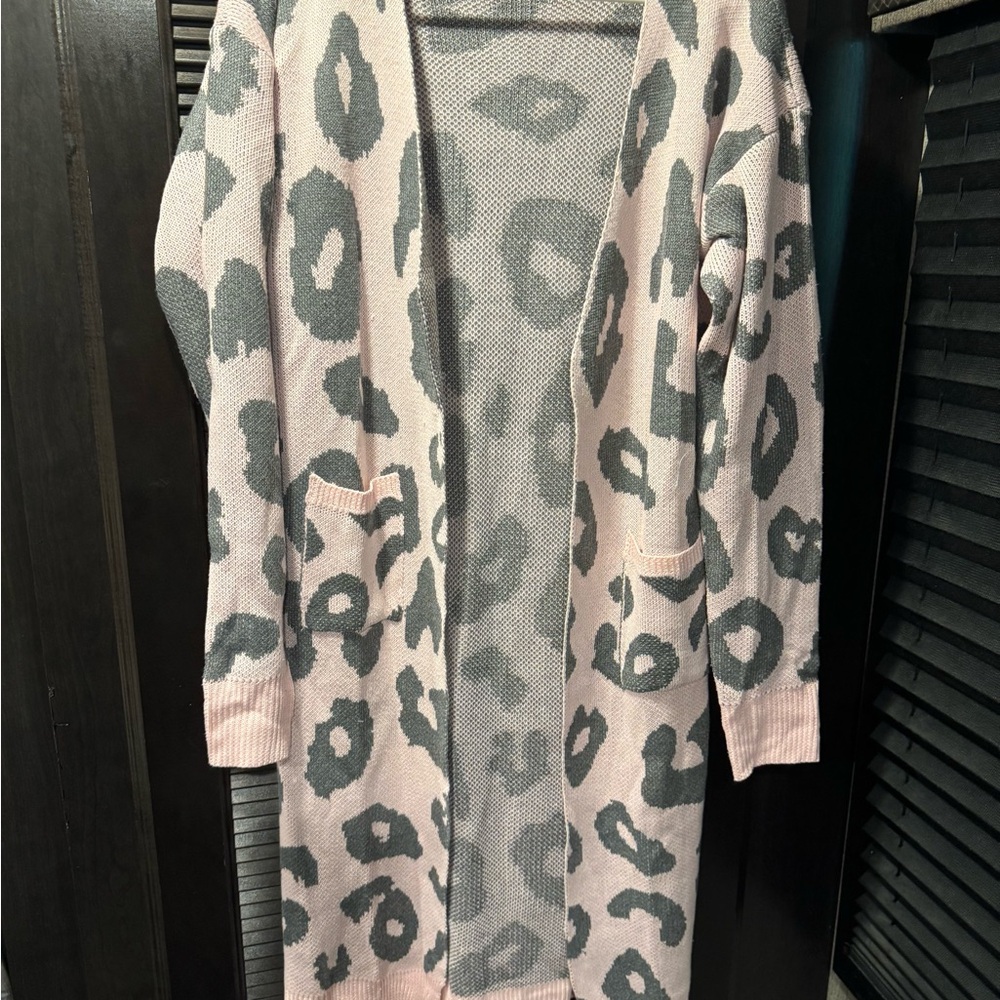 ANDREE BY UNIT Pink and Gray Animal Print Cardigan